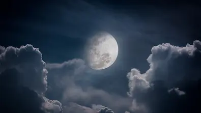 Vollmond am Nachthimmel mit Wolken - Foto: iStock/kdshutterman