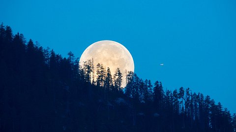 Vollmond hinter Bergen - Foto: iStock/4FR