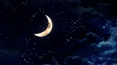 Mond am Nachthimmel mit Sternen - Foto: iStock/ifc2