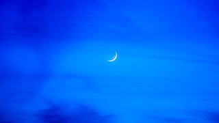Neumond am blauen Nachthimmel - Foto: iStock/AdamSmigielski