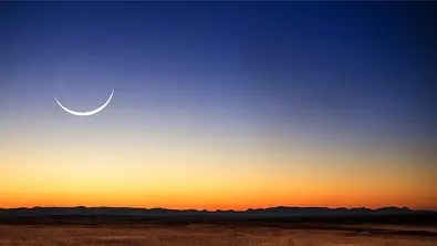 Neumond über einem Feld - Foto: iStock/dennisvdw
