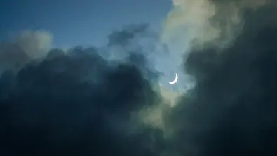 Neumond hinter dunklen Wolken - Foto: iStock / Danilo Oliver Neumond hinter dunklen Wolken - Foto: iStock / Danilo Oliver