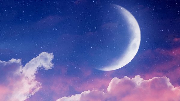 Ein Neumond steht von rosafarbenen Wolken umringt im blauen Himmel - Foto: Hanna Aibetova / AdobeStock