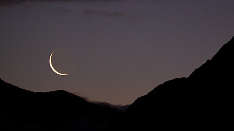 Neumond am Nachthimmel über Bergen - Foto: simonbradfield/iStock