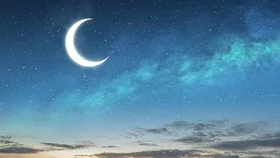 Blick auf den Neumond am Sternenhimmel - Foto: leolintang/iStock