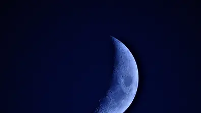 Drei Sternzeichen bringt der Neumond einen erfolgreichen Neustart - Foto: Chiemi Kumitani / iStock