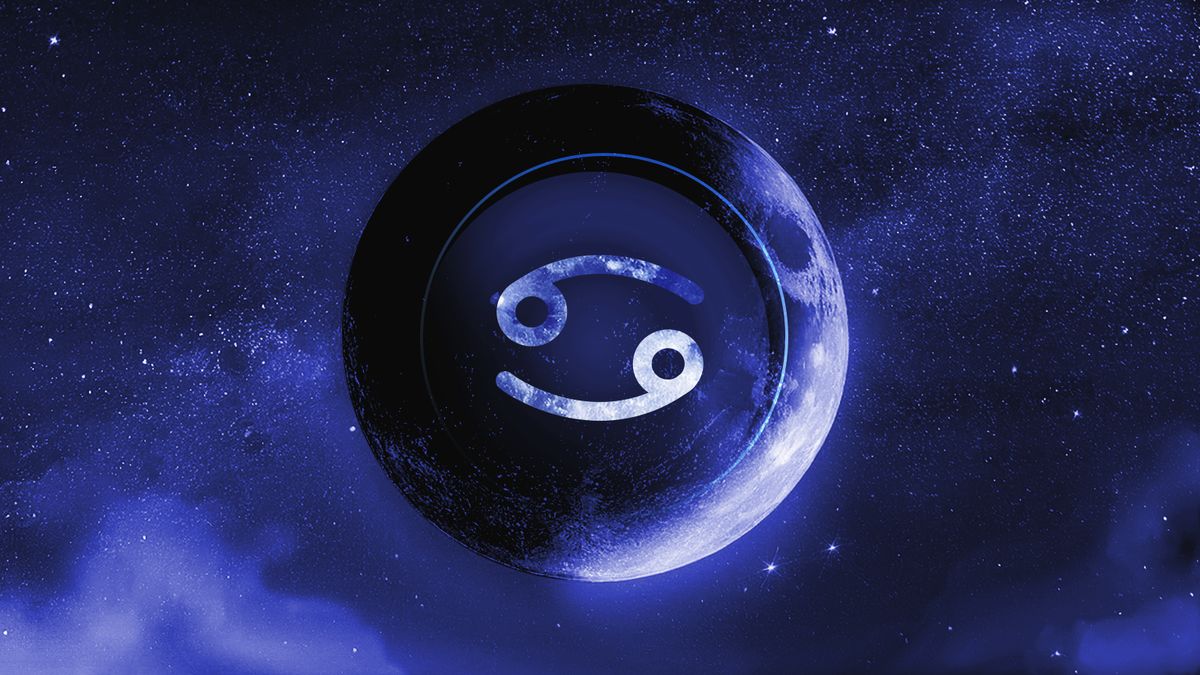 Sicht auf den Neumond und das Sternzeichen Krebs vor einem dunklen Nachthimmel