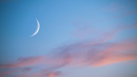 Dünne Mondsichel in einem blauen Himmel. - Foto: iStock/EyeEm Mobile GmbH