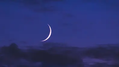 Neumond am Nachthimmel - Foto: iStock/Pavel Byrkin