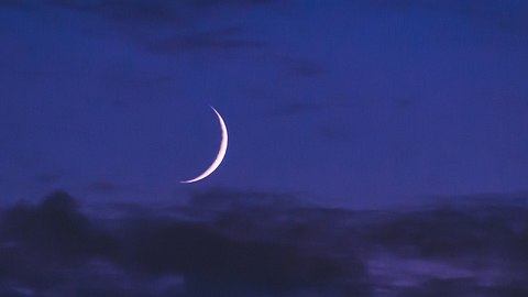 Neumond am Nachthimmel - Foto: iStock/Pavel Byrkin