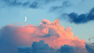 Schmale Mondsichel am Himmel - Foto: iStock/pixelpot