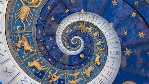 Spirale mit Sternzeichen-Symbolen - Foto: Perseomed/iStock