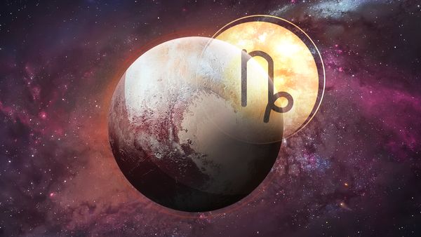 Pluto und das Steinbock Symbol in einer roten Galaxie - Foto: Astrowoche.de & iStock (dima_zel)