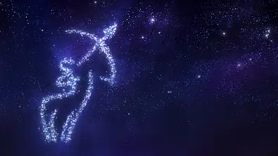 Vor einem kosmischen blauen Hintergrund sehen wir das Symbol des Sternzeichens Schütze als glitzernde Sterne funkeln.  - Foto: da-kuk/iStock