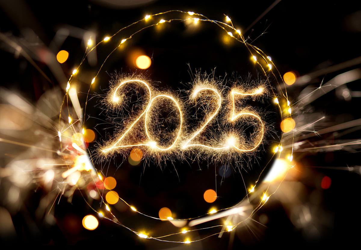 2025 in Leuchtschrift mit Glitzer zu Silvester