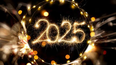 2025 in Leuchtschrift mit Glitzer zu Silvester - Foto: kamisoka / iStock