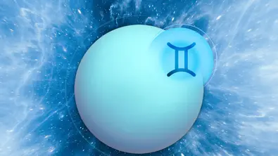 Farbenfrohe kosmische Szene mit hellen Sternen und wirbelnden blauen Nebeln, mit Planet Uranus und dem Symbol der Zwillinge - Foto: Astrowoche.de & iStock (pe3check + angel_nt)