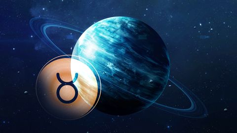 Symbol des Stiers vorm Planeten Uranus - Foto: Astrowoche.de (Lena Matrosova) & iStock (forplayday)