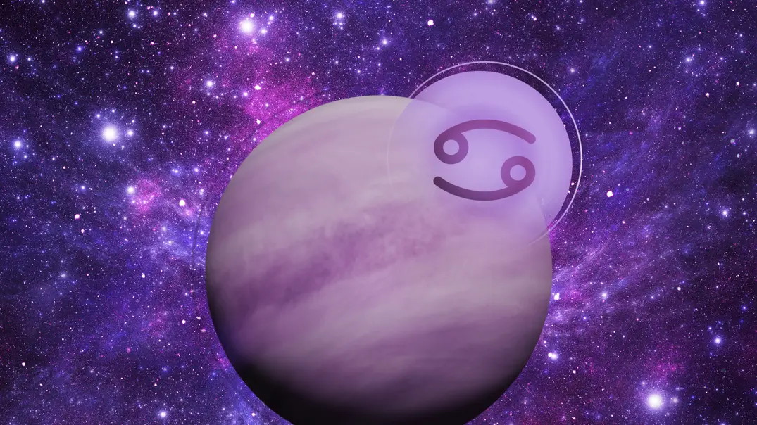 Planet Venus vor einer strahlenden, lilafarbenen Galaxie und dem Symbol des Sternzeichens Krebs. - Foto: Astrowoche.de & iStock (dottedhippo+sololos)