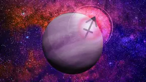 Liebesplanet Venus und das Symbol des Schützen vor eine lila-pinken Galaxie - Foto: Astrowoche.de &iStock (pql89, dottedhippo)
