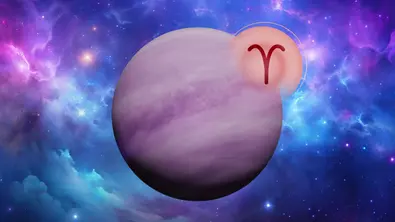 Planet Venus und das Symbol des Sternzeichens Zwillinge vor einer blau-rosa Galaxie - Foto: Collage mit Astrowoche.de (dottedhippo/iStock) und AdobeStock (choko Photos,  KI generiert)