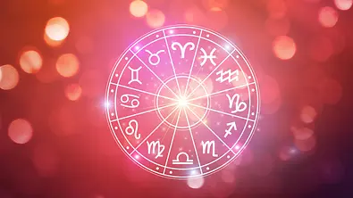 Sternzeichen im Horoskopkreis vor einem roten Hintergrund - Foto: sarayut/iStock