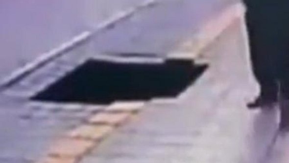 Video: Paar von Loch im Boden verschluckt