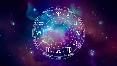 Horoskopkreis vor einem funkelnden liafarbenen Universum - Foto: WhataWin/iStock