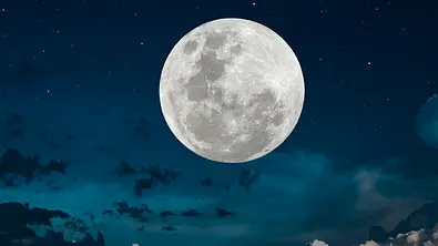 Der Vollmond im März 2022 bringt 3 Sternzeichen eine positive Wende - Foto: Onkamon Buasorn / iStock