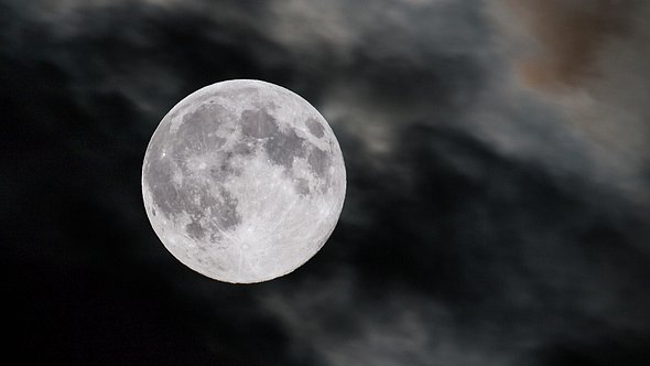 Vollmond am bewölkten Nachthimmel - Foto: Kesu01/iStock
