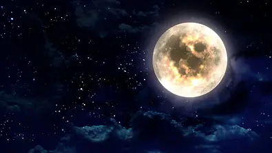 Vollmond am Nachthimmel - Foto: iStock/ifc2