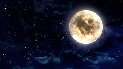 Vollmond am Nachthimmel - Foto: iStock/ifc2