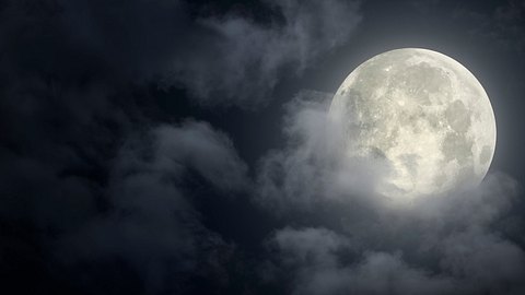 Vollmond am bewölkten Nachthimmel - Foto: subjug/iStock