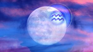 Der Vollmond und das Wassermann Symbol am Himmel - Foto: Astrowoche.de (Lena Matrosova) & iStock (Mexitographer)