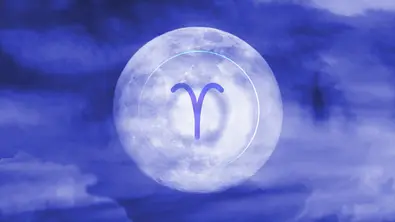 Symbol vom Sternzeichen Widder auf dem Vollmond - Foto: Astrowoche.de (Lena Matrosova) & iStock (Mexitographer)