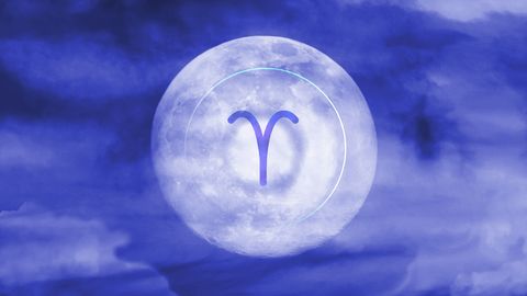 Symbol vom Sternzeichen Widder auf dem Vollmond - Foto: Astrowoche.de (Lena Matrosova) & iStock (Mexitographer)