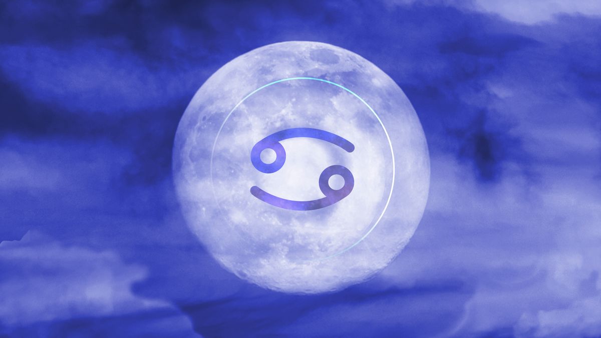 Symbol des Krebses auf einem Vollmond vor einem blauen Hintergrund