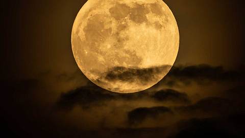 Vollmond im Juni 2020: Die Magie des Erdbeermondes - Foto: iStock/ WCJ Wachirawit Jenlohakit