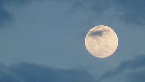 Vollmond im März 2022 - Foto: ArLawKa AungTun / iStock