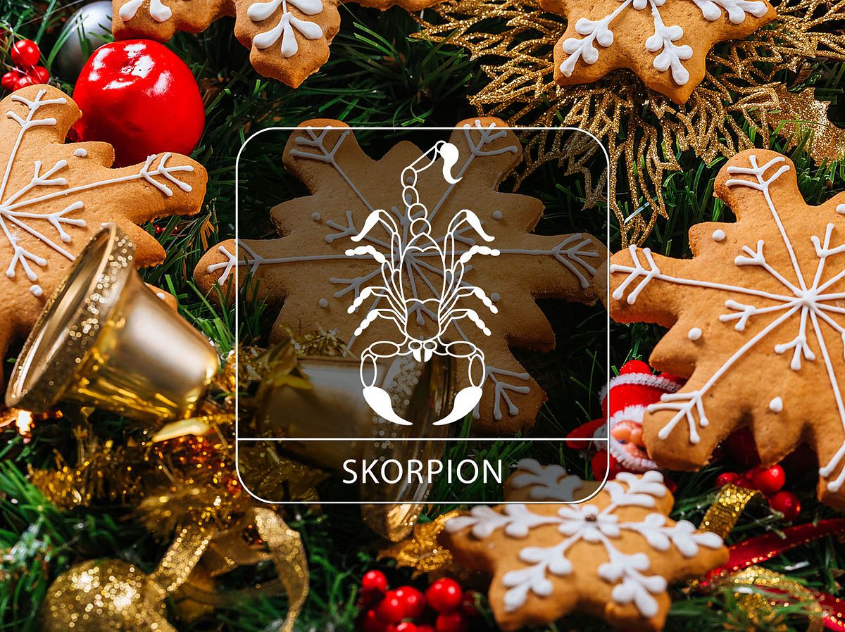 Sternzeichen Skorpion vor Weihnachtsplätzchen