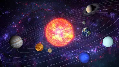 Blick auf unser Sonnensystem vor einer strahlenden Galaxie - Foto: alxpin/iStock