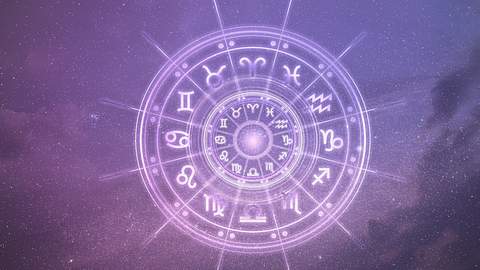 Bild von einem Horoskopkreis in Lila umgeben von Sternen - Foto: Thanumporn Thongkongkaew/iStock
