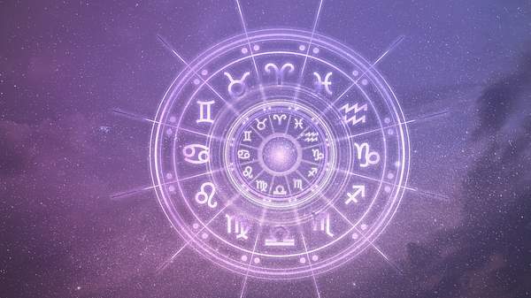 Bild von einem Horoskopkreis in Lila umgeben von Sternen - Foto: Thanumporn Thongkongkaew/iStock