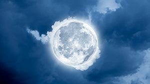 Vollmond steht von Wolken umgeben am Himmel - Foto: Murat Hakan Sahin / iStock